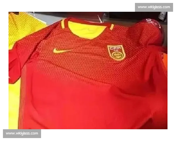 国足苏超对比视频引发热议：躲球与挡球背后的足球文化差异